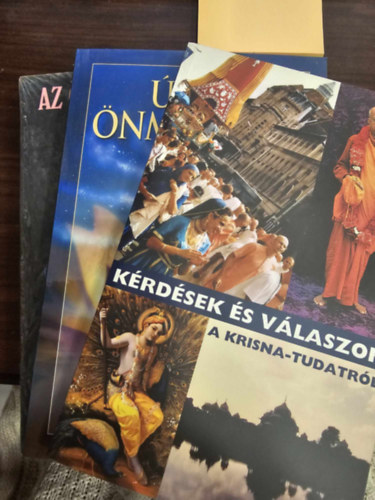 Kérdések és válaszok a krisna-tudatról + Úton önmagunk felé + Az önmegvalósítás tudománya ( 3 kötet )