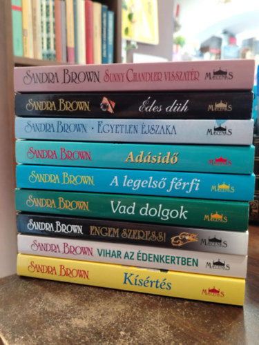 Brown Sandra - KNYVMENT AJNLAT, 9 DB. Sandra Brown. Romantikus irodalom. Sunny Chandler visszatr+ des dh+ Egyetlen jszaka+ Adsid+ A legels frfi+ Vad dolgok+ Engem szeress+ Vihar az denkertben+ Ksrts