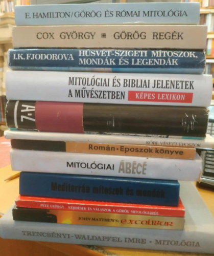12 db Mitológia: Mitológia (Trencsényi-Waldapfel); Görög és római mitológia (Hamilton); Görög regék (Cox); Húsvét-szigeti mítoszok, mondák és legendák; Mitológiai és bibliai jelenetek a művészetben; Eposzok könyve