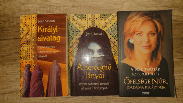 �fels�ge N�r, Jord�nia kir�lyn�ja Jean Sasson - 2 k�nyv Jean Sassont�l aj�nd�kk�nyvvel Jord�nia kir�lyn�j�nek toll�b�l: Kir�lyi sivatag, A hercegn� f�tyla + A n�k tartj�k az �gbolt fel�t