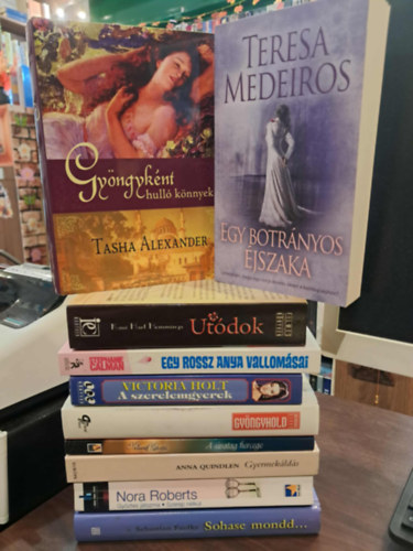 Teresa Medeiros, Stephanie Calman, Kaui Hart Hemmings, Katherine Stone, Melissa Moretti, Tasha Alexander, Sebastian Faulks, Nora Roberts, Anna Quindlen Holt Victoria - 10 db-os romantika k�nyvcsomag, K�NYVMENT� AJ�NLAT: Gyermek�ld�s, Gy�ztes j�tszma / Szerep n�lk�l, Sohase mondd..., Gy�ngk�nt hull� k�nnyek, A sivatag hercege, Gy�ngyhold, A szerelemgyerek, Egy botr�nyos �jszaka, Egy rossz anya vallo