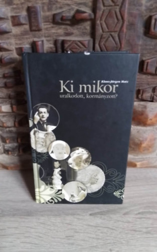 SZERZ� Klaus-J�rgen Matz FORD�T� Hulley Orsolya P�link�s Mih�ly LEKTOR Dr. Vad�sz S�ndor - Ki mikor uralkodott, korm�nyzott? - URALKOD�I T�BL�K A VIL�GT�RT�NELEMHEZ. CS�SZ�ROK, KIR�LYOK, �LLAMF�K, MINISZTERELN�K�K �S P�RTVEZ�REK (saj�t k�ppel! szent. antikv.)