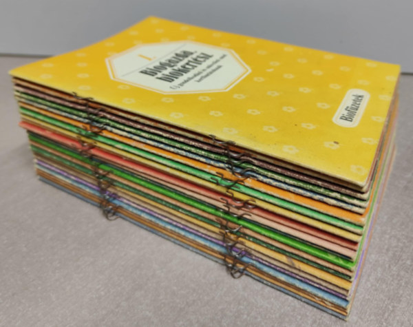 22 db a Biofüzetek sorozatból ( Szórványszámok): 1-6, 9, 11-18, 20-21, 23, 25, 28-30.