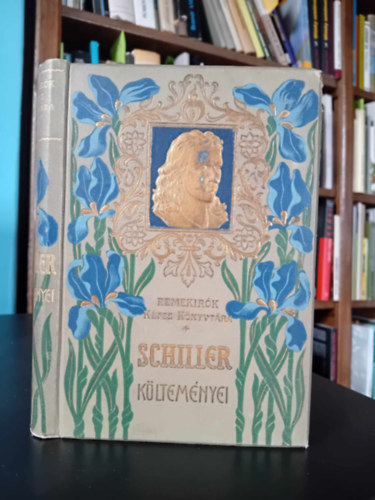 Szerz Friedrich Schiller Szerkeszt Rad Antal Fordt Dczi Lajos Grafikus Lotz Kroly Benczur Gyula Khn Gusztv Pixis Tivadar Keller Ferdinnd Kanoldt Ede Wagner Sndor Watter Jzsef W - Schiller kltemnyei    - Aranyozott, sznezett kiadi egsz vszonkts, Magyar s klfldi mvszek fekete-fehr egsz oldalas rajzaival illusztrlva. Sajt kppel