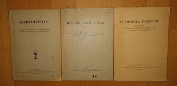 3 katolikus hittel összefüggő kiadvány az 1960-as évek környékéről: Szertartástan, Hit-, és erkölcstan, Az üdvösség története