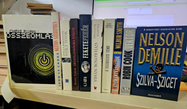 John le Carr�, Stella Rimington, Scott Turow, G. J. Goth, Oliver Bottini, Ken Follett, Wilbur Smith, Robin Cook, Nelson DeMille Chris Ryan - 10db krimi, K�NYVMENT� AJ�NLAT: �sszeoml�s+ Kett�s szerepben+ Ny�lt titkok+ �rtatlans�gra �t�lve+ Feket�n feh�ren+ Gyilkosok nyara+ A harmadik iker+ Gy�m�ntvad�szok+ Vektor+ Szilva-sziget