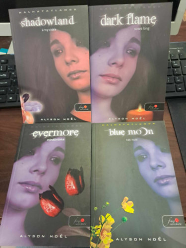 Alyson Noel - Halhatatlanok sorozat 1-4.: Dark flame-S�t�t l�ng, Shadowland-�rnyvid�k, Blue moon-K�k hold, Evermore-mind�r�kk�