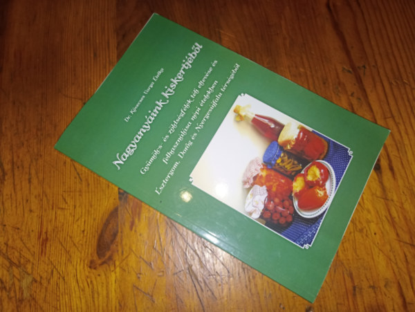 K�vecses-Varga Etelka - Nagyany�ink kiskertj�b�l