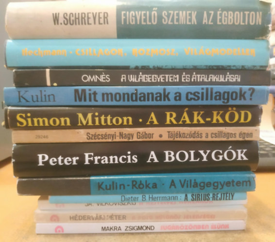 Roland Omn�s, Simon Mitton, Peter Francis, Makra Zsigmond W. Schreyer - 12 db csillag�szat: Figyel� szemek az �gbolton; Csillagok, kozmosz, vil�gmodellek; A Vil�gegyetem �s �talakul�sai; Mit mondanak a csillagok?; A R�k-k�d; T�j�koz�d�s a csillagos �gen; A bolyg�k; A Vil�gegyetem; A Sirius-rejt�ly