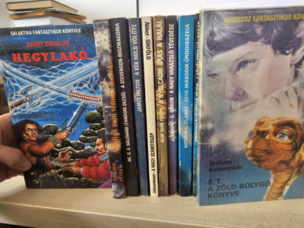 Zsoldos Pter, HC. G. S. Solenard , James Hilton, Abbot Garry Douglas (Tandori Dezs) - Alan Dean Foster, J. Braun Johanneson - Arthur C. Clarke, Szentmihlyi Szab Pter, William Kotz G. Braun - 10sb sci-fi, KNYVMENT AJNLAT: Hegylak+ A holtak nem vetnek rnykot+ A Stevenson-biozmagra+ A kk hold vlgye+ A nagy szmtgp- Skfld+ A nyolcadik utas a hall+ 2010 Msodik rodisszeia+ A nagy varzsl tvedse+ A tk