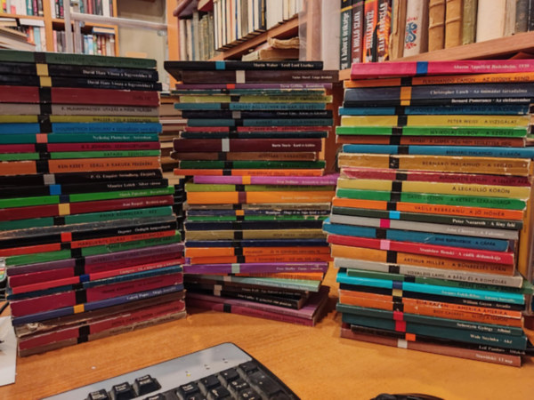 Eur�pa K�nyvkiad� - 92 db Modern k�nyvt�r (C�mek a term�klapon)