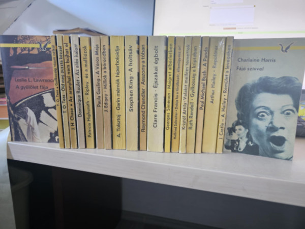 T. O. Teas, James Hadley Chase, Dominique Roulet, Patricia Highsmith, PAula Gosling, J. Edigey, Alekszej Tolsztoj, Stephen King, Raymond Chandler, Clare Francis, Georges Simenon, H Leslie L. Lawrence - 19db Albatrosz krimi, K�NYVMENT� AJ�NLAT: A gy�l�let f�ja+ Gyilkoss�g n�lk�l+ �ld meg puszta k�zzel+ Az aranyhal nem b�jhat el+ Az alibi halott+ Ripley �s a maffi�zok+ A V�r�s Maja+ Milli�k a b�r�ndben+ Garin m�rn�k hiperboloidja