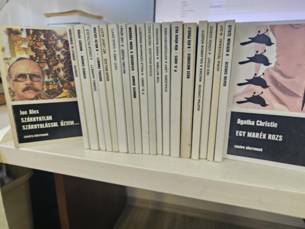 Exbrayat, Georges Simenon, Dashiell Hammett, Edgar Wallace, Ian St. James, Antonia Fraser, Arkagyij Adamov, P. D. James, Tom Wittgen, Gunnar Staalesen, Ross MacDonald, Agatha Christie, Rex S Joe Alex - 20db Eur�pa krimi, K�NYVMENT� AJ�NLAT: Sz�rnyatlan sz�rnyal�ssal �ztem+ R�m�let az �v�rosban+ Maigret pip�ja+ A cing�r feltal�l�+ A m�ltai s�lyom+ H�t lakat alatt+ A hal�l szigete+ A vad sziget+ Gyilkoss�g a vid�m parkban+ A hul