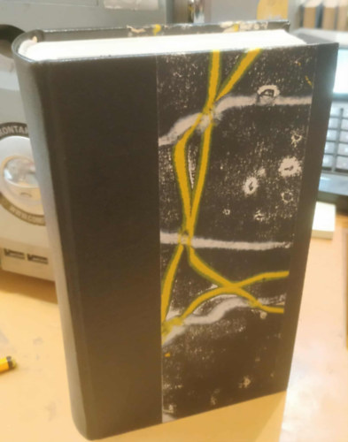 18 db Opera és operett kiadvány, egybe kötve: Csipkerózsika; Szerelmi bájital; Márta; Csengő; Gianni Schicchi; Rómaó és Júlia; Figaró házassága; Varázsfuvola; Pillangókisasszony; Szevillai borbély; Álarcosbál; Simon Boccanegra