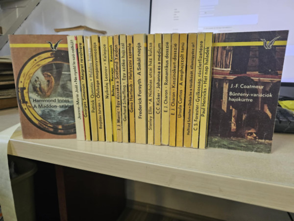 Jeanne-Marie Joel, Georges Simenon, Quentin Patrick, Bogdán István, Nyikolaj Leonov, Boileau-Narcejac, J.J. Marric, Gerhard Scherfling, Geno Hartlaub, Frederick Forsyth, Stanley Ellin Innes Hammond - 20 db Albatrosz krimi, KÖNYVMENTŐ AJÁNLAT: A Madonna-szikla+ Ne nyeld le szó nélkül+ Maigret revolvere+ Halálos hajsza+ Őfelsége magánnyomozója+ Kelepce+ Kamaszok+ Egy éjszaka a Scotland Yardon+ Egy szőke hajszál+ Helyszíni szemle+ A s