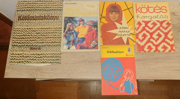5 k�t�ssel, k�zimunk�val foglalkoz� kiadv�ny: F�rge ujjak k�nyve, K�t�tanfolyam, K�t�s, horgol�s, K�ssek vagy horgoljak?, K�t�mintak�nyv